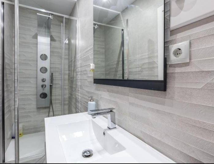 Appartamento Nice, Cozy, Fcb Stadium,payment Parking *